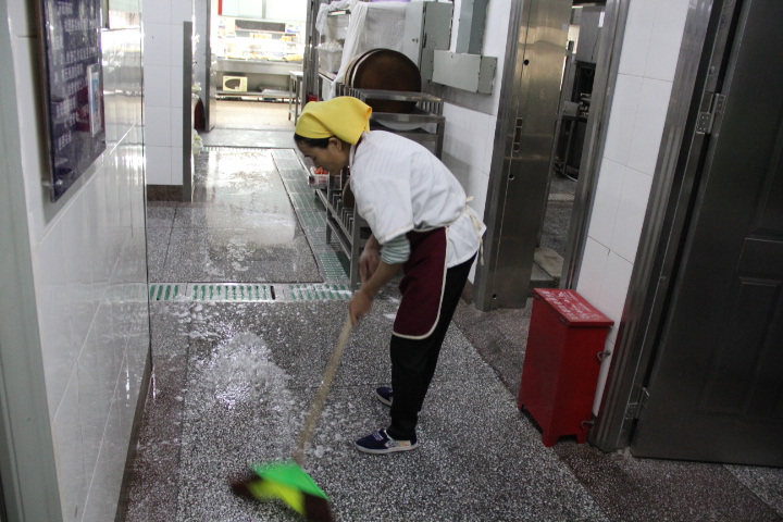 食堂工作间正在打扫卫生.JPG